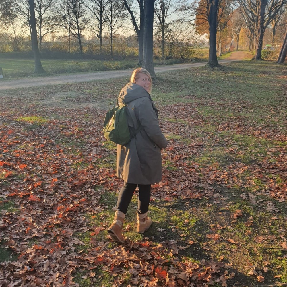 Samantha in gesprek tijdens een coachwandeling